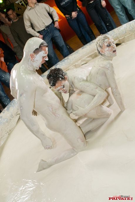 Dojrzałe gwiazdy porno Stella Delcroix i Terri Summers dzielą kutasa w 3 -starym
