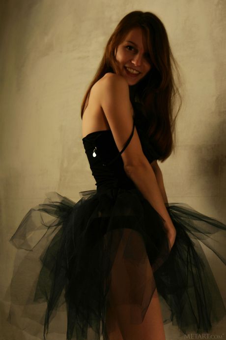 Ballerina Sofi Shane strips en poseert naakt in de balletstudio
