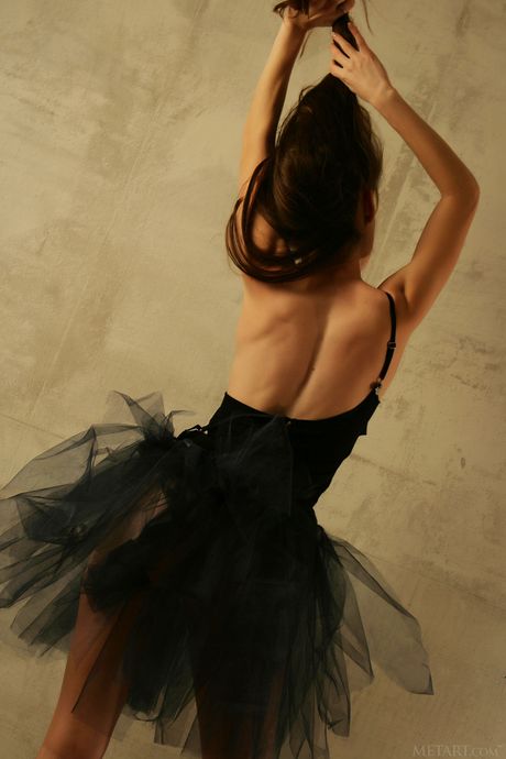 Ballerina Sofi Shane strips and poses naked in the ballet studio