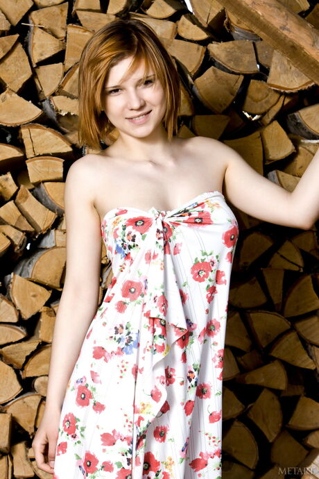 华丽少女 Maria M 在公共场所脱光衣服，展示毛茸茸的阴部
