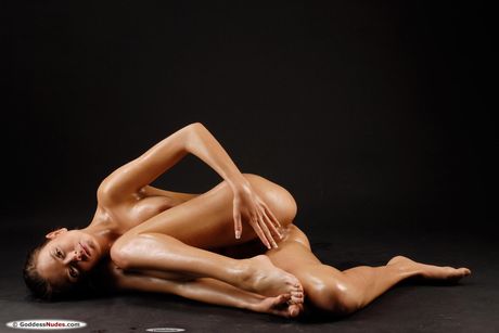 瘦弱少女 Monicca 全裸躺在床上，用手指抚摸自己的阴部
