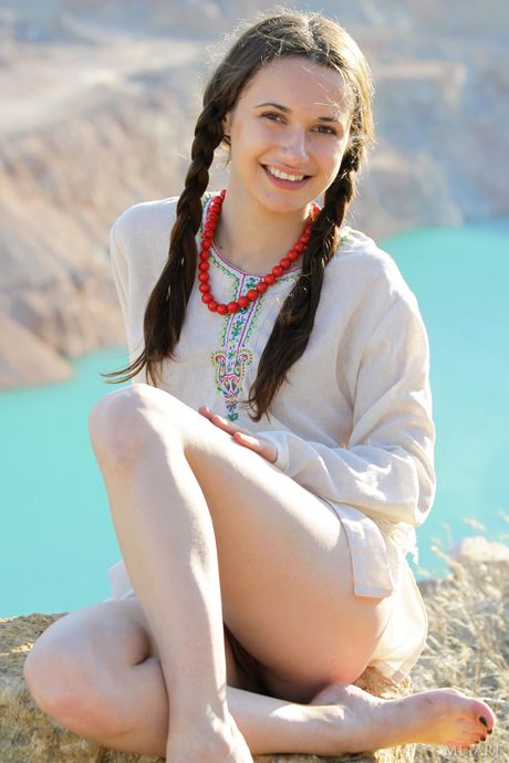 Adolescente intrigante ilona b mostrando sus pequeñas tetas y su coño peludo en un solo
