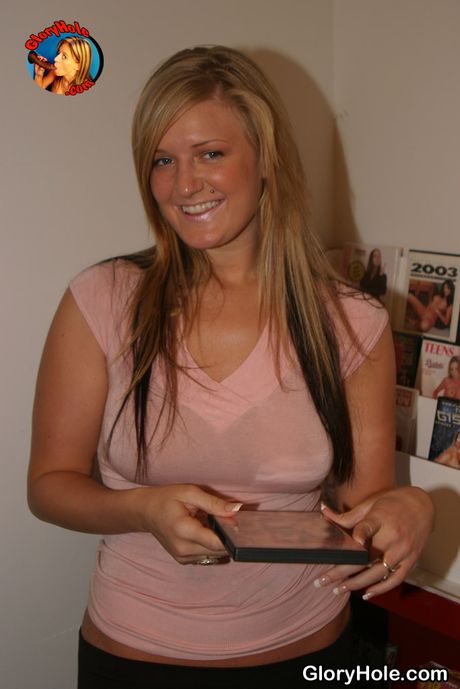 Blond modell Darin Darby har sex med en BBC på et gloryhull i et offentlig toalett
