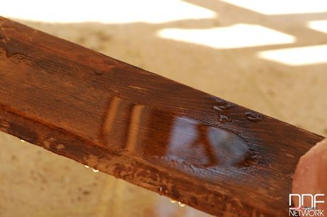 Brunette med en tatovering Gina Devine tisser på føttene og gulvet i en solo
