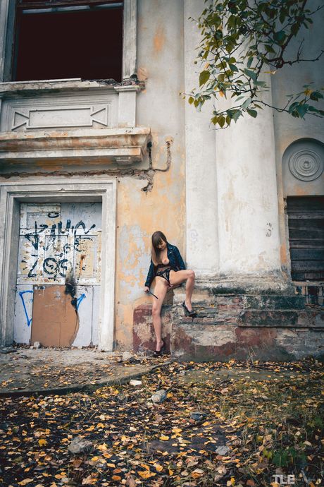 Natalie Russ ist eine böse Brünette, die es liebt, ihre großen Brüste und frisch zur Schau zu stellen