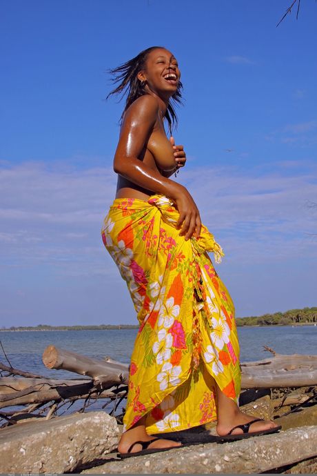 Tierra oude le sue grandi tette e il culo all