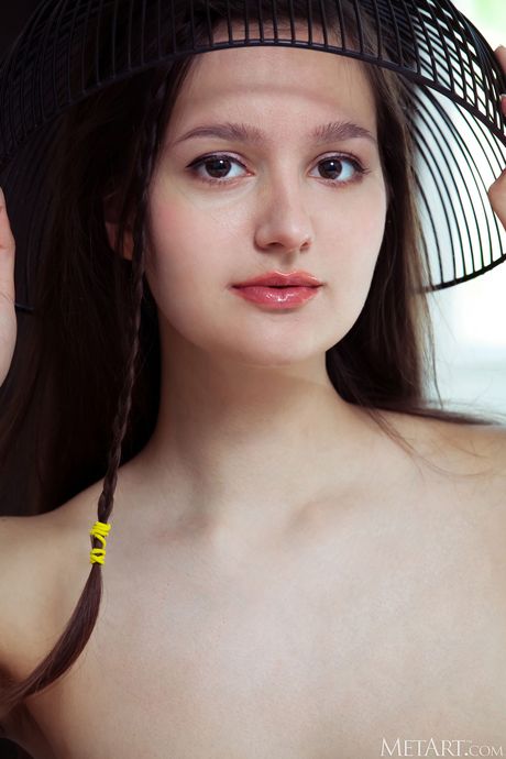 Jovem beleza Adeline fica completamente nua em sua cama com graça
