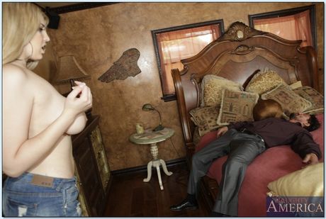 Blond milf Athena nöjen får sina stora tuttar jizzed efter jävla
