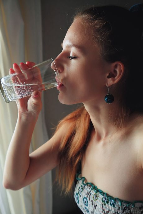 Winsome Teen Sofi Shane fjerner kjolen sin for å utgjøre naken
