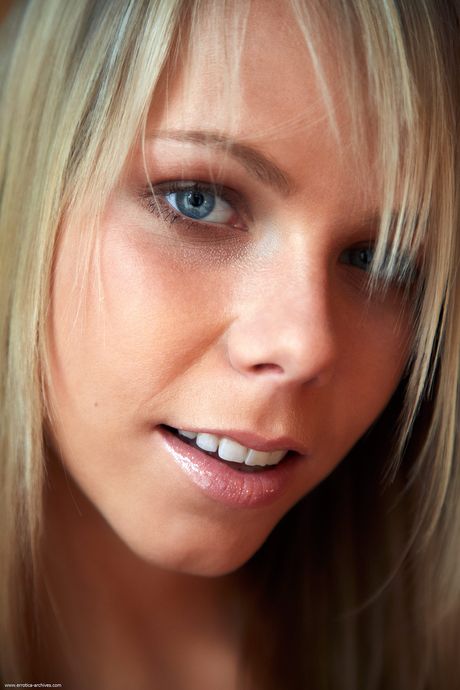 Errotica Archives: Blond tenåring Gigi blir naken i hæler mens han har på seg en tiara