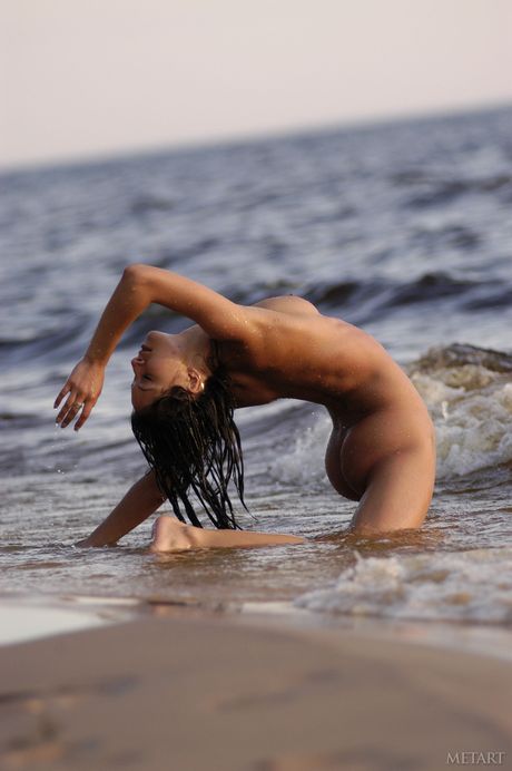 Met Art: Delikat Teen Liliya A belyser hennes flexibilitet medan du poserar naken på en strand