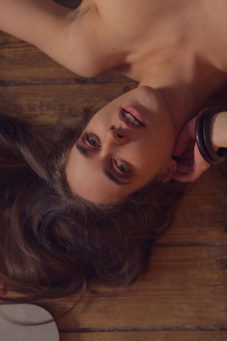 Urocza nastolatka Emily J Fingers jej cipka w pończochach i podwiązkach
