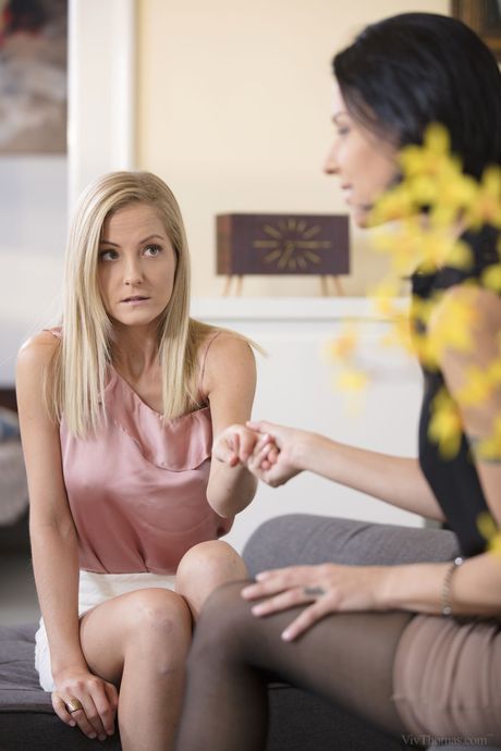 Hot teen lesbians Nesty A & Cindy Hope lick each others pussy in stockings