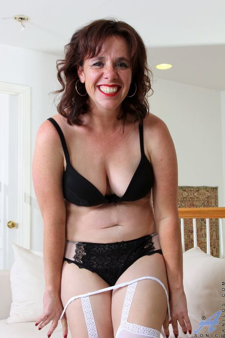 통통한 빨간 머리 소닉이 스타킹에 딜도를 끼고 자위하는 모습
