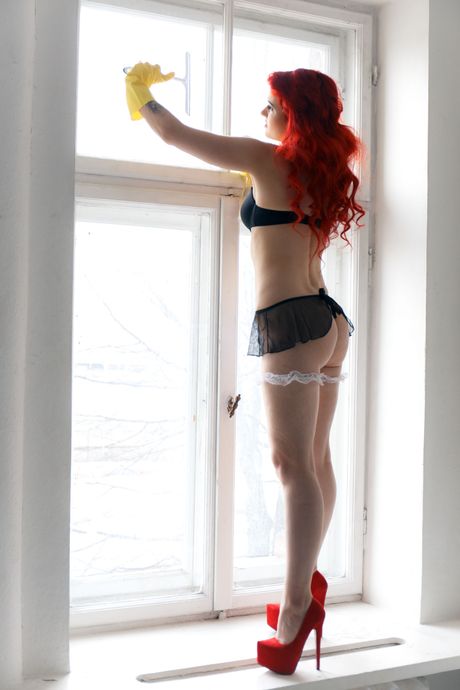 그녀는 클리너 한 병을 사용하여 보지를 즐겁게하고 크림처럼됩니다.
