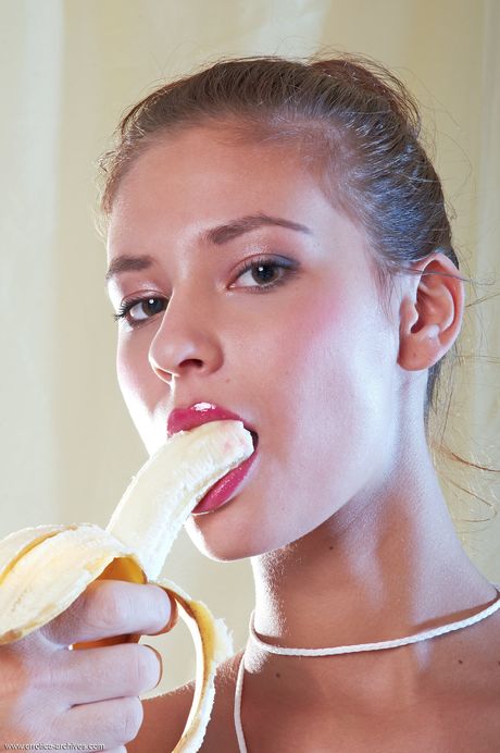 Winsome teen Afrodita shows off her nude body confidently