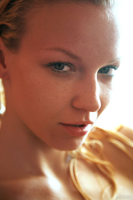 Gwyneth A tar en dusj og poserer naken på badet
