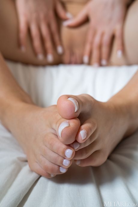 テンダー・ティーン、ヘリナ・ドリームが官能的なランジェリーを脱いでヌード・モデルに
