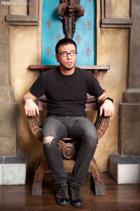 가짜 가슴을 가진 갈색 머리 아가씨 씨제이 로우는 그녀의 주전자에 못을 박고 크림을 바른다.
