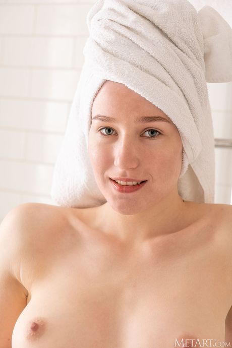 Teen Mia Li lava seus peitos grandes e buceta no chuveiro
