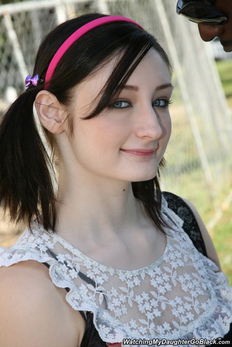 Tatoveret Teen Violet Monroe har sex med en sort mand, mens hendes stedfar ser på
