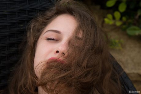 Petite Teen Clarice se desnuda en una cama sin timidez
