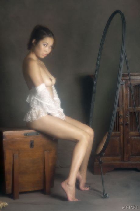 Sottile adolescente Arielle a pose nude e sfoggia le sue piccole tette e figa
