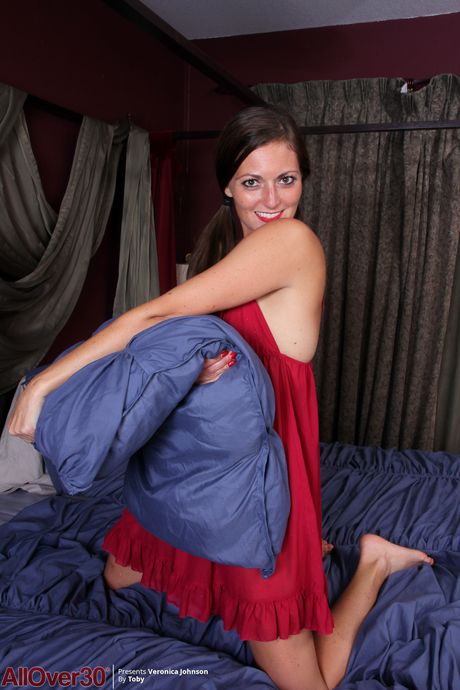 성숙한 금발의 베로니카 존슨이 큰 엉덩이를 과시하고 보지를 장난 치다
