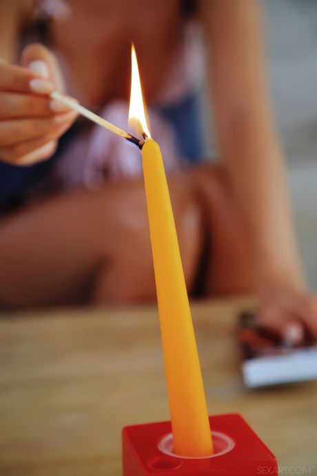 Sexy blonde Lisa Dawn dribbles hot wax on her tits before masturbating