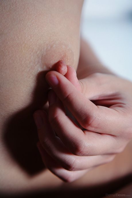 Amy Moore visar sin skalliga fitta och små tuttar i en solo
