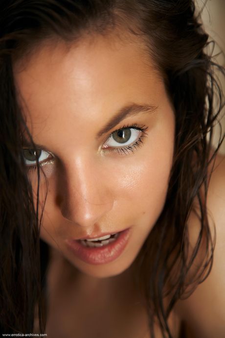 Pure Teen Antea fica nu no banheiro antes de tomar um banho
