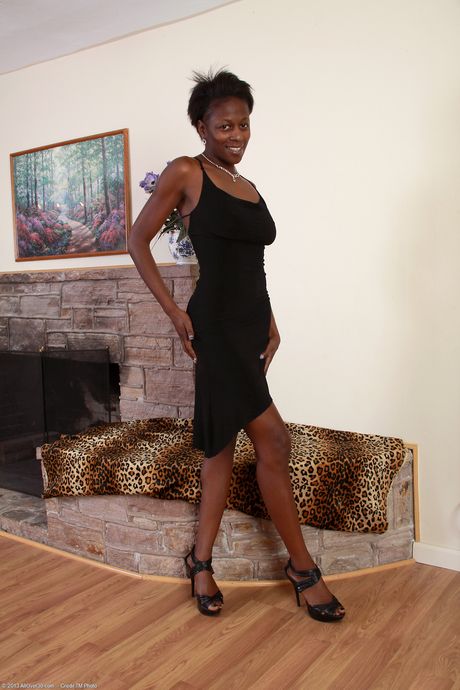 흑단 미소녀 엔은 큰 가슴을 보여주고 보지를 가까이에서 펼친다.
