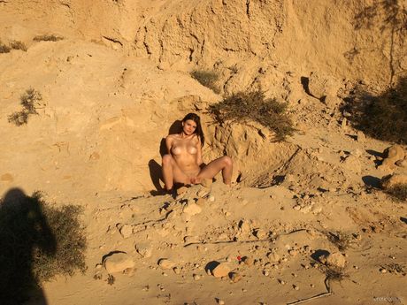 Herlig tenåringsjente Andrea Z poserer naken med nåde
