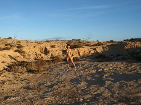 Härlig tonårsflicka Andrea Z poserar naken med nåd
