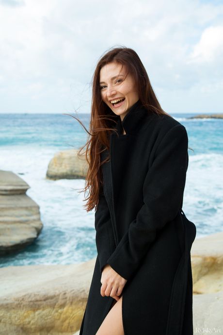 红发少女贝伦尼斯在浴缸和海滩上摆出裸体姿势
