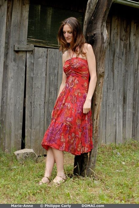 사랑스러운 십대 마리 앤이 바위 노두에서 누드를 하다
