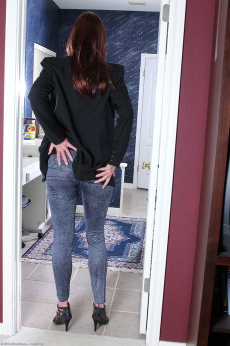 Redheaded amateur MILF Jaden shows her big ass and rubs her pussy