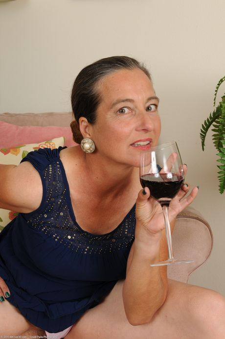 Dojrzała kobieta Nicola pokazuje swój duży tyłek i owłosioną cipkę po wypiciu
