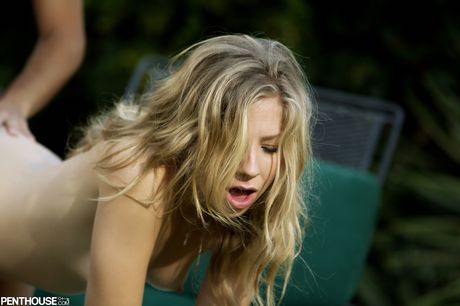 Impresionante Chastity Rubia Lynn toma una corrida en su arbusto después de una mierda al aire libre
