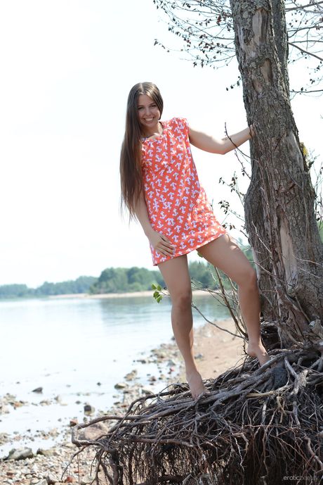 La joven morena Alisa L se desnuda con un afloramiento rocoso
