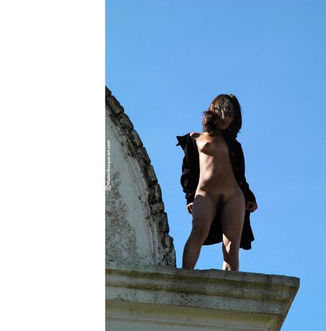 The Life Erotic: 작은 가슴과 대머리를 가진 날씬한 십대가 발코니에서 알몸으로 포즈를 취하고 있습니다.