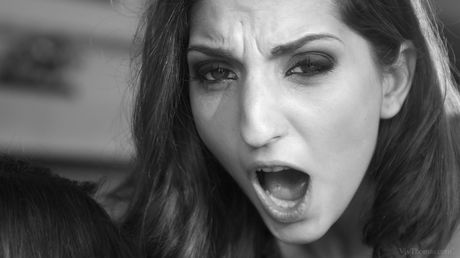 Sexy lesbiennes Paula Shy & Jimena Lago Kiss voordat ze kutjes likken
