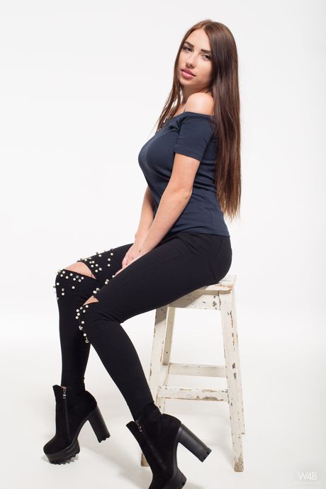 Svelte teen Niemira shows her natural tits and poses in a solo