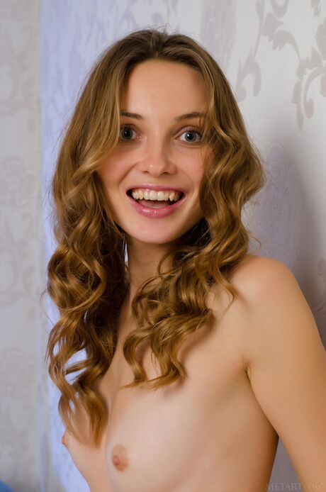 Simpatici milagres adolescenti un punto culminante le sue grandi tette e posa nuda
