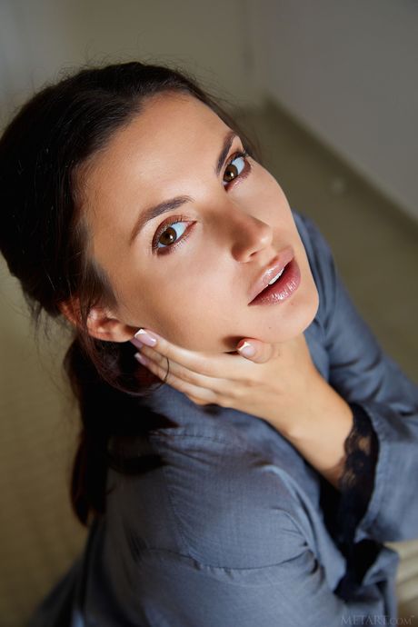 Delicate teen Jasmine Jazz reveals her tiny tits and trimmed pussy in the nude