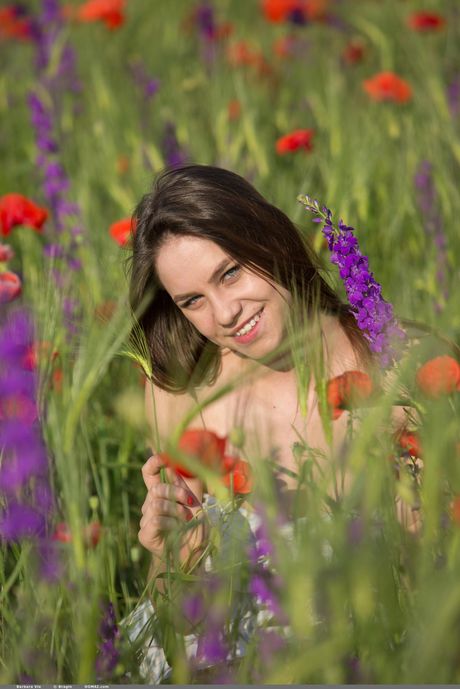 Thin Teen Barbara Vie zeigt ihre kleinen Titten und Twat
