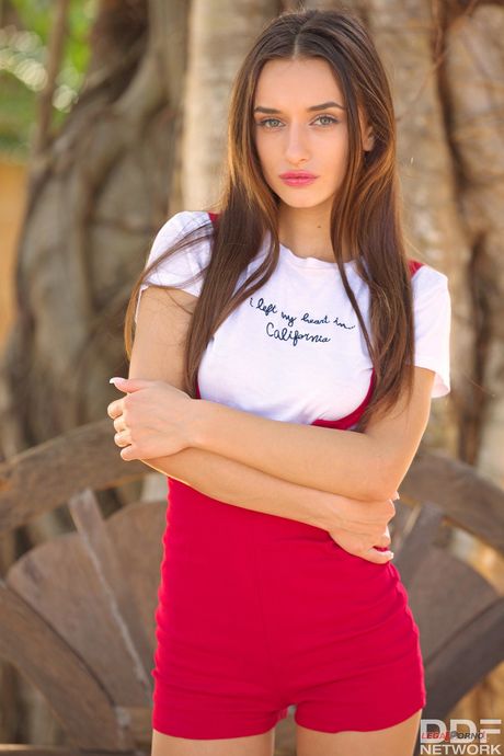 セクシーなウクライナ人ドロレスが巨乳を露わにし、完璧な体型を野外で披露する。