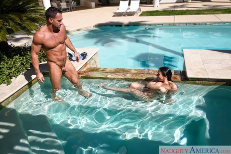 Brunette babe Rachel Starr gets her big ass licked and her pussy fucked poolside