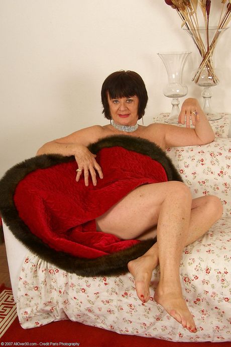 Loira madura Mona mostra sua bunda grande e seus peitos grandes em um solo
