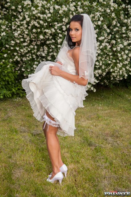 Brunette Bride Victoria Blaze se fait lécher la chatte et baisée dans une limousine
